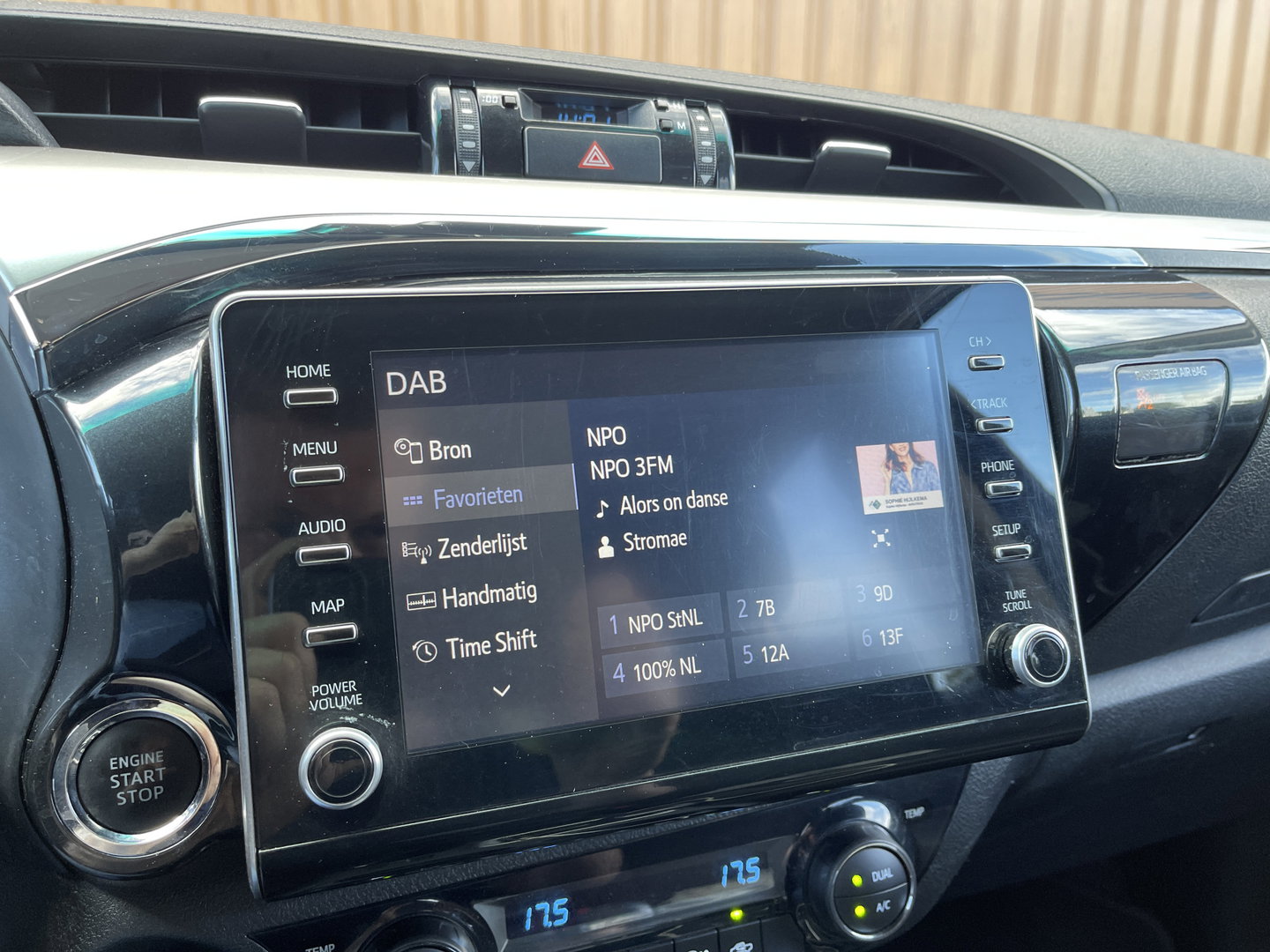Toyota Hilux 2.8 D-4D Double Cab Executive | 2 Zits | Apple Carplay | DAB | Camera Achter | Led dagrijverlichting |