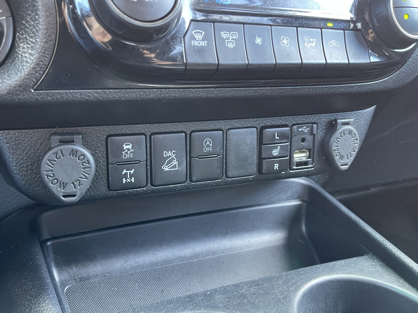 Toyota Hilux 2.8 D-4D Double Cab Executive | 2 Zits | Apple Carplay | DAB | Camera Achter | Led dagrijverlichting |