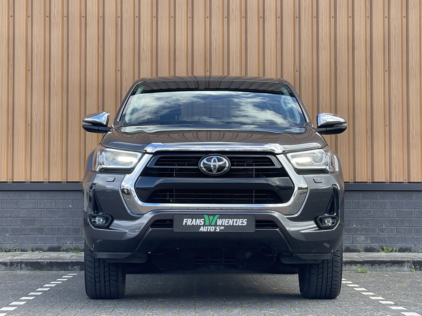 Toyota Hilux 2.8 D-4D Double Cab Executive | 2 Zits | Apple Carplay | DAB | Camera Achter | Led dagrijverlichting |