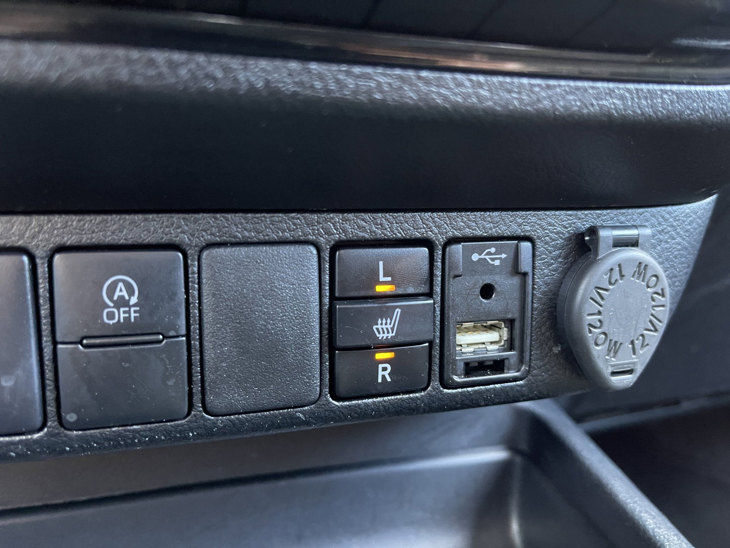 Toyota Hilux 2.8 D-4D Double Cab Executive | 2 Zits | Apple Carplay | DAB | Camera Achter | Led dagrijverlichting |