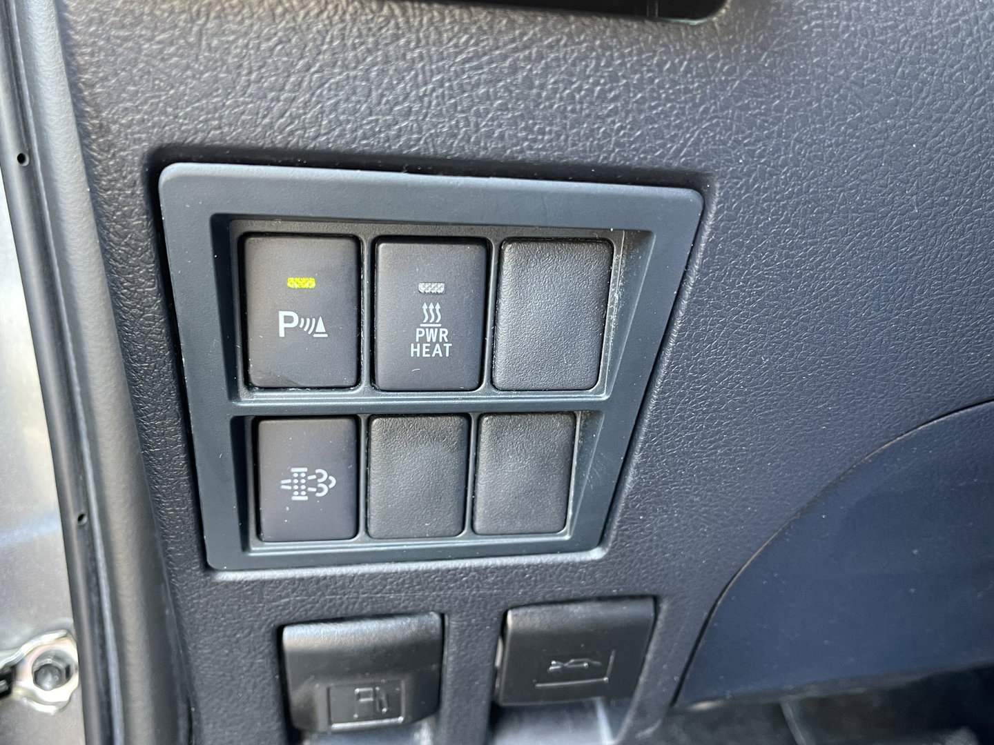 Toyota Hilux 2.8 D-4D Double Cab Executive | 2 Zits | Apple Carplay | DAB | Camera Achter | Led dagrijverlichting |