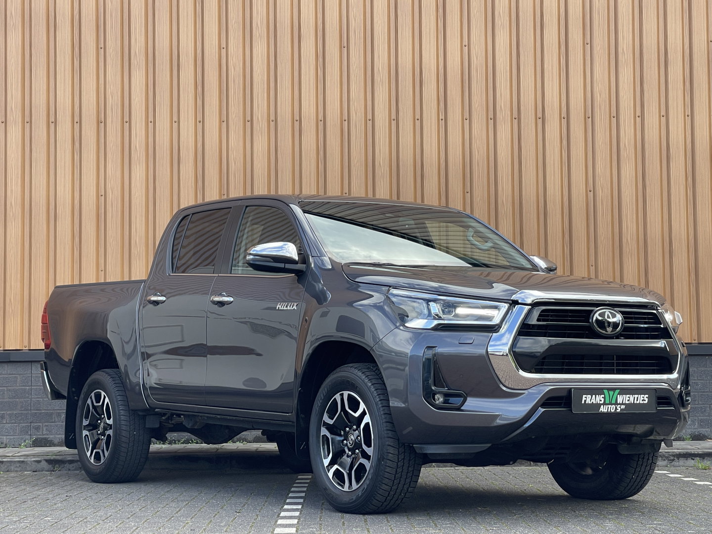 Toyota Hilux 2.8 D-4D Double Cab Executive | 2 Zits | Apple Carplay | DAB | Camera Achter | Led dagrijverlichting |