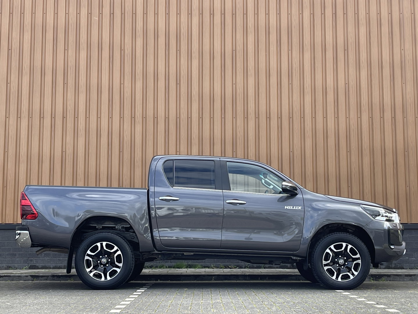 Toyota Hilux 2.8 D-4D Double Cab Executive | 2 Zits | Apple Carplay | DAB | Camera Achter | Led dagrijverlichting |