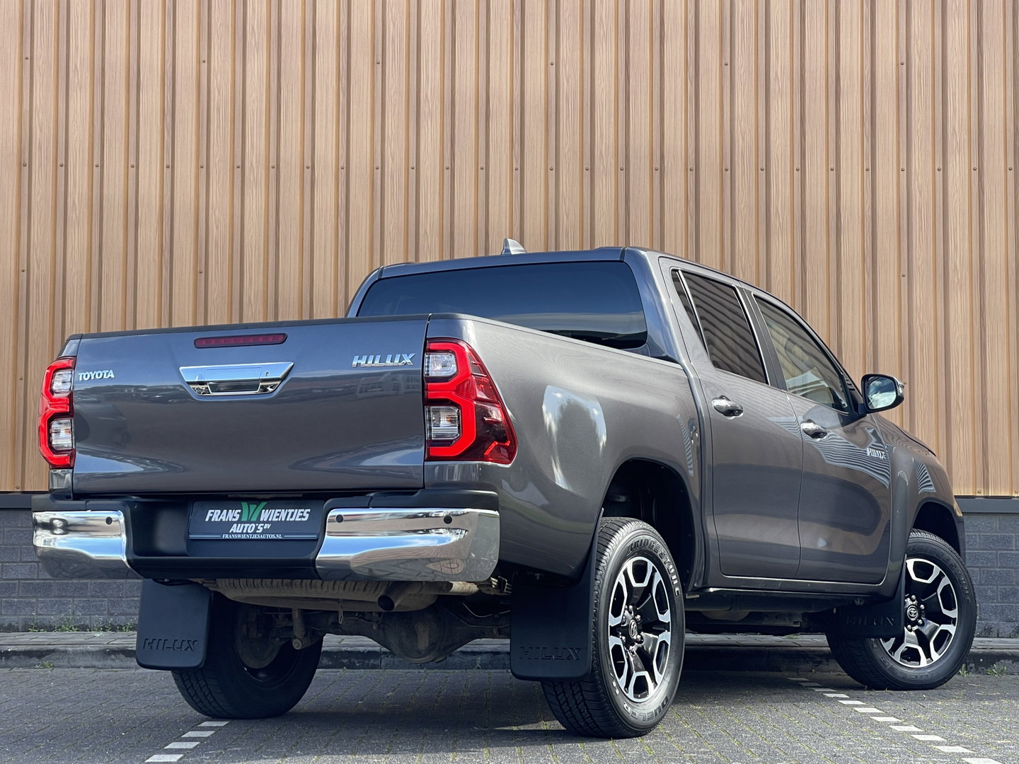Toyota Hilux 2.8 D-4D Double Cab Executive | 2 Zits | Apple Carplay | DAB | Camera Achter | Led dagrijverlichting |