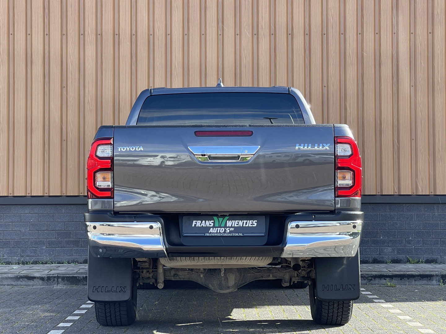 Toyota Hilux 2.8 D-4D Double Cab Executive | 2 Zits | Apple Carplay | DAB | Camera Achter | Led dagrijverlichting |