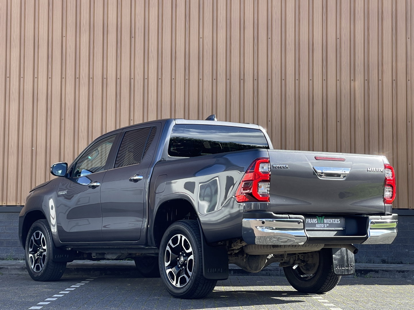 Toyota Hilux 2.8 D-4D Double Cab Executive | 2 Zits | Apple Carplay | DAB | Camera Achter | Led dagrijverlichting |