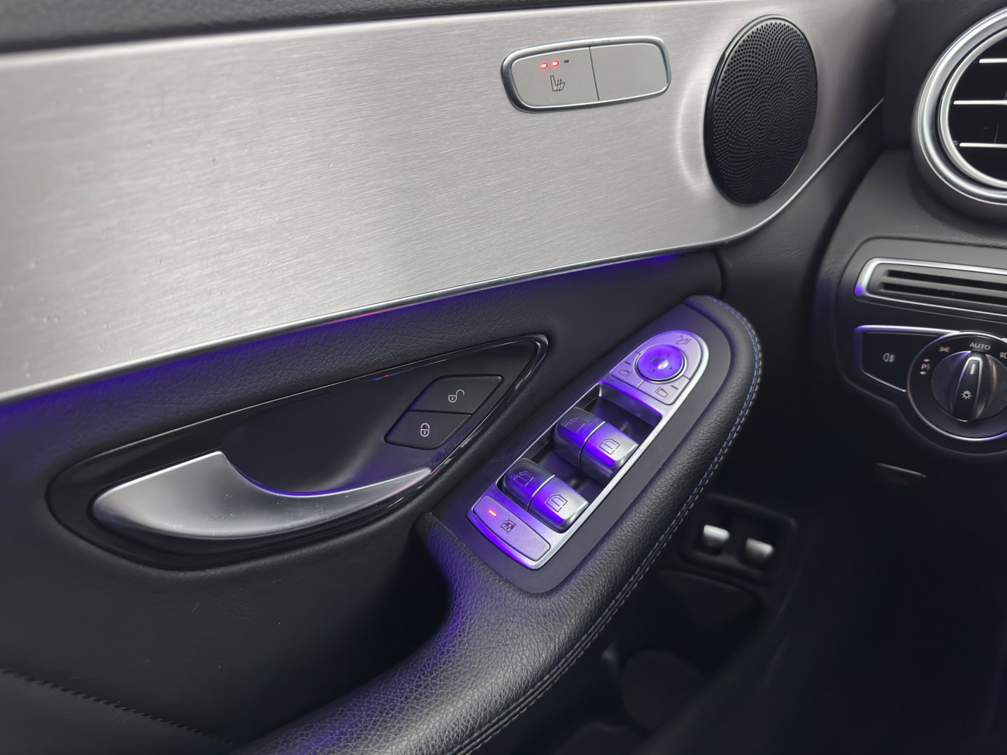 Mercedes-Benz C-Klasse Estate 300 e Business Solution AMG Limited (Plug-in) (INCL-BTW) Aut. *LEATHER-ALCANTARA | MULTIBEAM-LED | NAVI-FULLMAP | TOPVIEW | DAB | CARPLAY | DIGI-COCKPIT | SPORTSEATS | TOWBAR | 18"ALU*