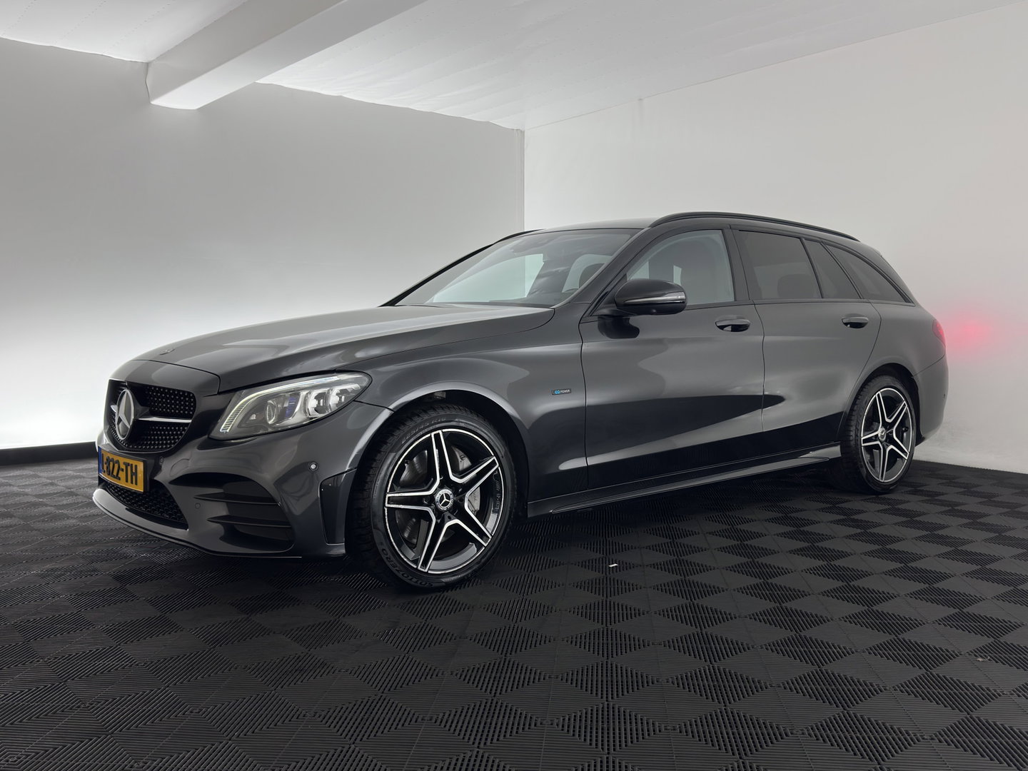 Mercedes-Benz C-Klasse Estate 300 e Business Solution AMG Limited (Plug-in) (INCL-BTW) Aut. *LEATHER-ALCANTARA | MULTIBEAM-LED | NAVI-FULLMAP | TOPVIEW | DAB | CARPLAY | DIGI-COCKPIT | SPORTSEATS | TOWBAR | 18"ALU*