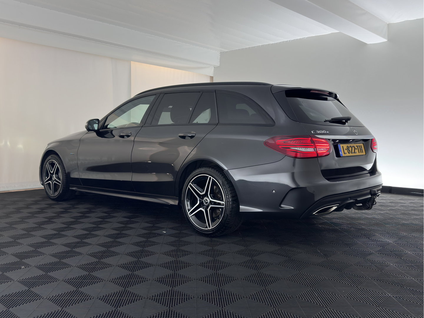 Mercedes-Benz C-Klasse Estate 300 e Business Solution AMG Limited (Plug-in) (INCL-BTW) Aut. *LEATHER-ALCANTARA | MULTIBEAM-LED | NAVI-FULLMAP | TOPVIEW | DAB | CARPLAY | DIGI-COCKPIT | SPORTSEATS | TOWBAR | 18"ALU*