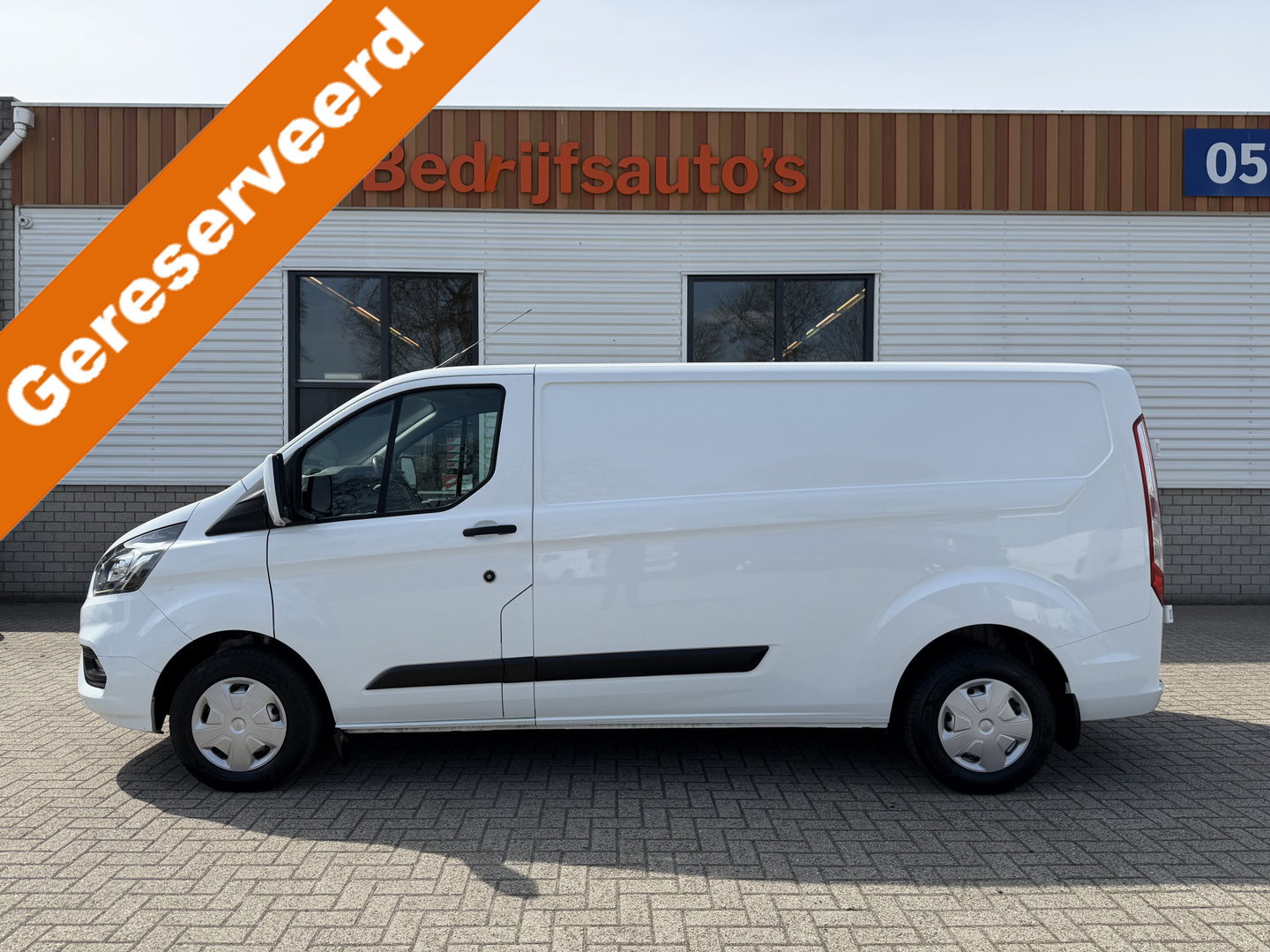 Ford Transit Custom 300 2.0 TDCI 130pk L2H1 Trend / vaste prijs rijklaar € 16.950 ex btw / ingerichte laadruimte / euro 6 / bpm vrij / trekhaak 2800 kg / airco / cruise / navigatie / camera !
