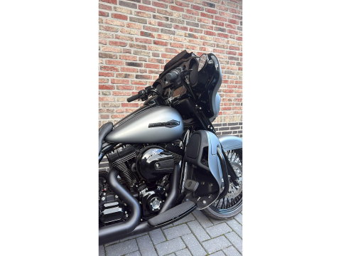Harley Davidson 103 FLHX Streetglide 21'' Street Glide  Vance & Hines mat grijs blackout FLHTK