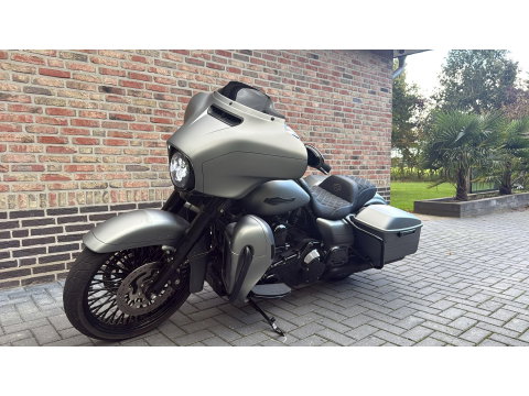 Harley Davidson 103 FLHX Streetglide 21'' Street Glide  Vance & Hines mat grijs blackout FLHTK