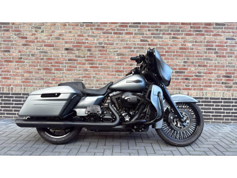 Harley Davidson 103 FLHX Streetglide 21'' Street Glide  Vance & Hines mat grijs blackout FLHTK