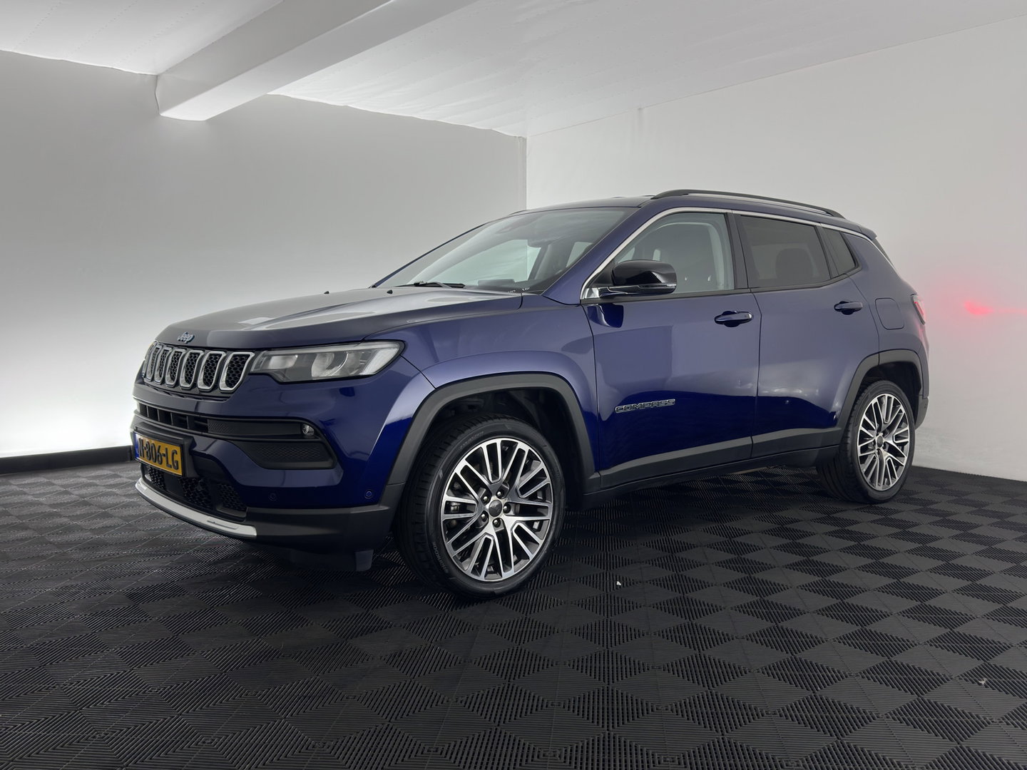 Jeep Compass 4xe 190 Plug-in Hybrid Electric Limited Lease Ed. (INCL-BTW) *LEATHER-FABRIC | FULL-LED | ADAPTIVE-CRUISE | CAMERA | CARPLAY | BLIND-SPOT | KEYLESS | DAB+ | DIGI-COCKPIT | PRIVACY-GLASS | COMFORT-SEATS | 19''ALU | TOWBAR*