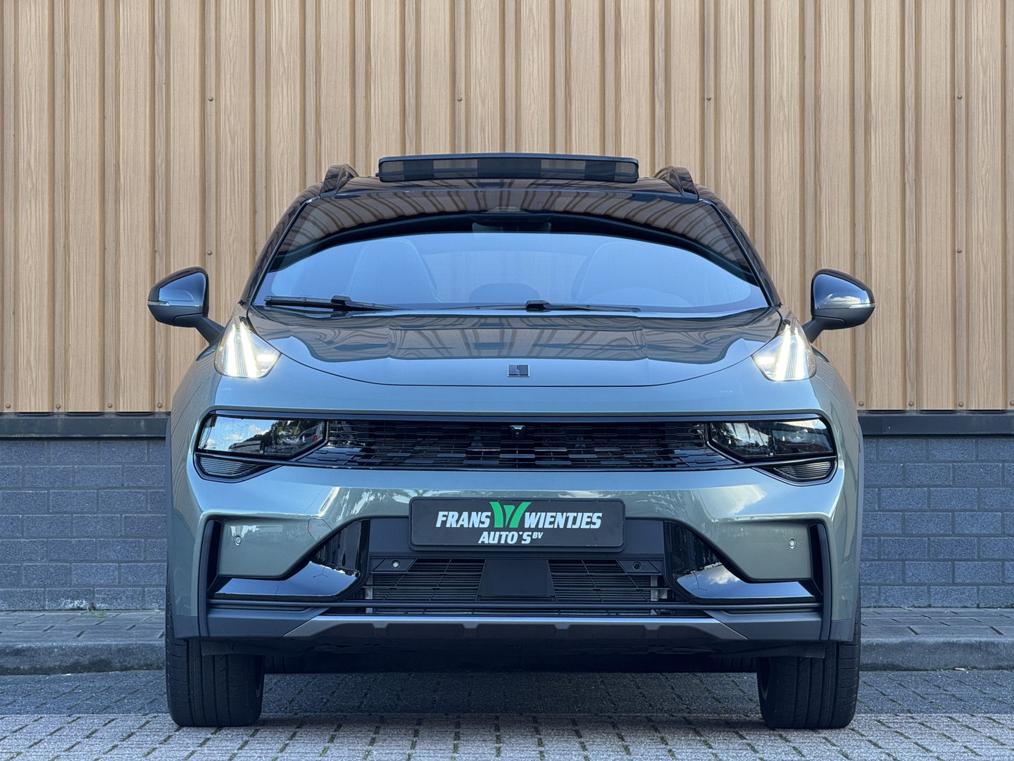 Lynk & Co 01 1.5 More | Panoramadak | Leder | 360° Camera | 20" Lichtmetaal | Infinity | Sfeerverlichtinig | Stuurverwarming | Elektrische Bestuurdersstoel | Stoelverwarming | Apple Carplay | Android Auto |