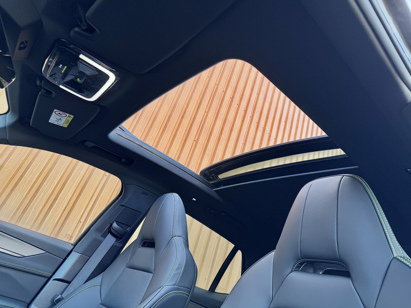 Lynk & Co 01 1.5 More | Panoramadak | Leder | 360° Camera | 20" Lichtmetaal | Infinity | Sfeerverlichtinig | Stuurverwarming | Elektrische Bestuurdersstoel | Stoelverwarming | Apple Carplay | Android Auto |