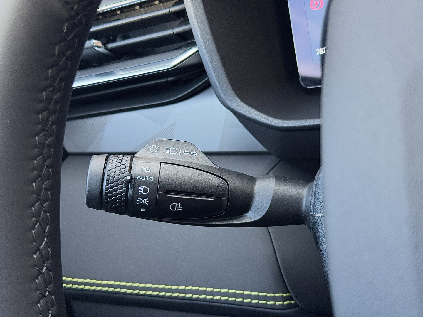 Lynk & Co 01 1.5 More | Panoramadak | Leder | 360° Camera | 20" Lichtmetaal | Infinity | Sfeerverlichtinig | Stuurverwarming | Elektrische Bestuurdersstoel | Stoelverwarming | Apple Carplay | Android Auto |