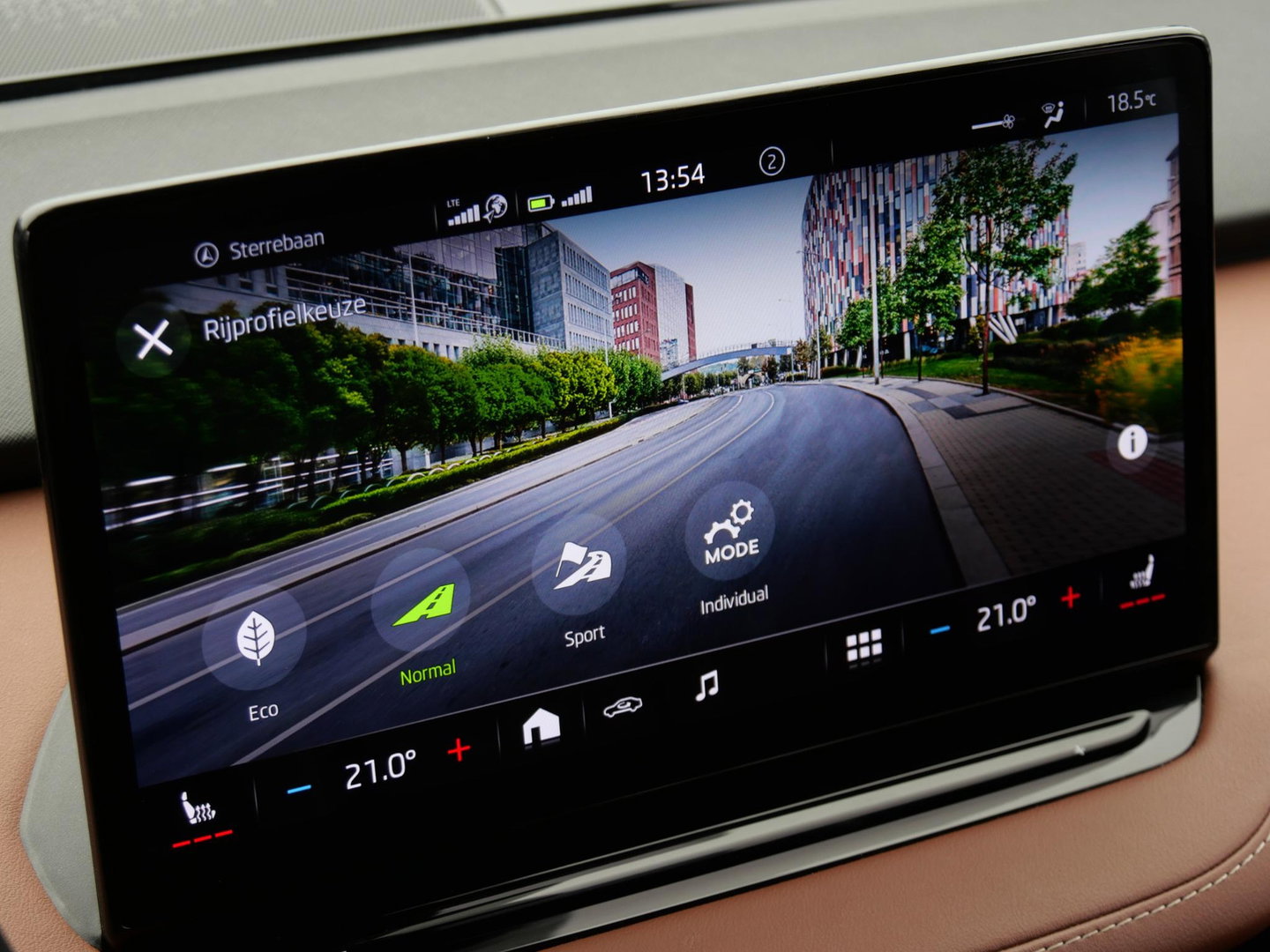 Škoda Enyaq iV 80/ WARMTEPOMP/ LEER/ ADAPTIVE/ TREKHAAK/ HEAD-UP/ SIDE ASSIST/ SOH 95%