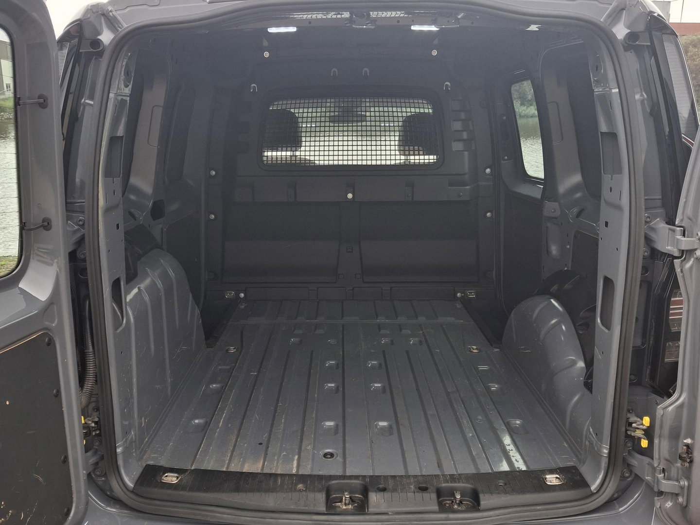 Volkswagen Caddy Cargo 2.0 TDI BUMPERPAKKET | CAMERA | AUT | LED | LEDER | SENSOREN VOOR + ACHTER