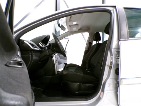 Peugeot 207 1.4 VTi Access "Origineel NL!" Trekhaak Airco 4-Seizoenen banden Cruise-control Elektrische ramen Lichtmetalen-velgen