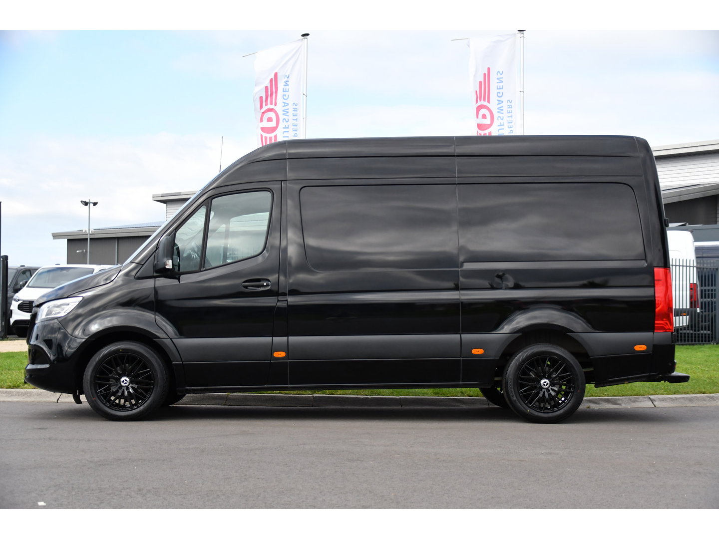 Mercedes-Benz Sprinter 316 RWD 2.2 CDI L2H2 Black Edition Adaptieve Cruise, 360 Camera, Carplay, LED, Stoelverwarming, Trekhaak, Sensoren, Automaat, Uniek!