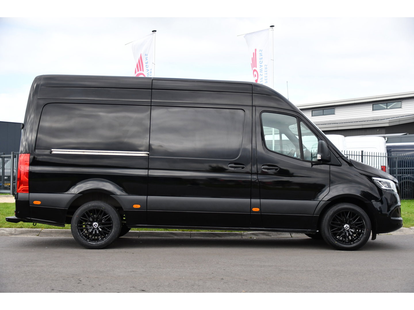 Mercedes-Benz Sprinter 316 RWD 2.2 CDI L2H2 Black Edition Adaptieve Cruise, 360 Camera, Carplay, LED, Stoelverwarming, Trekhaak, Sensoren, Automaat, Uniek!