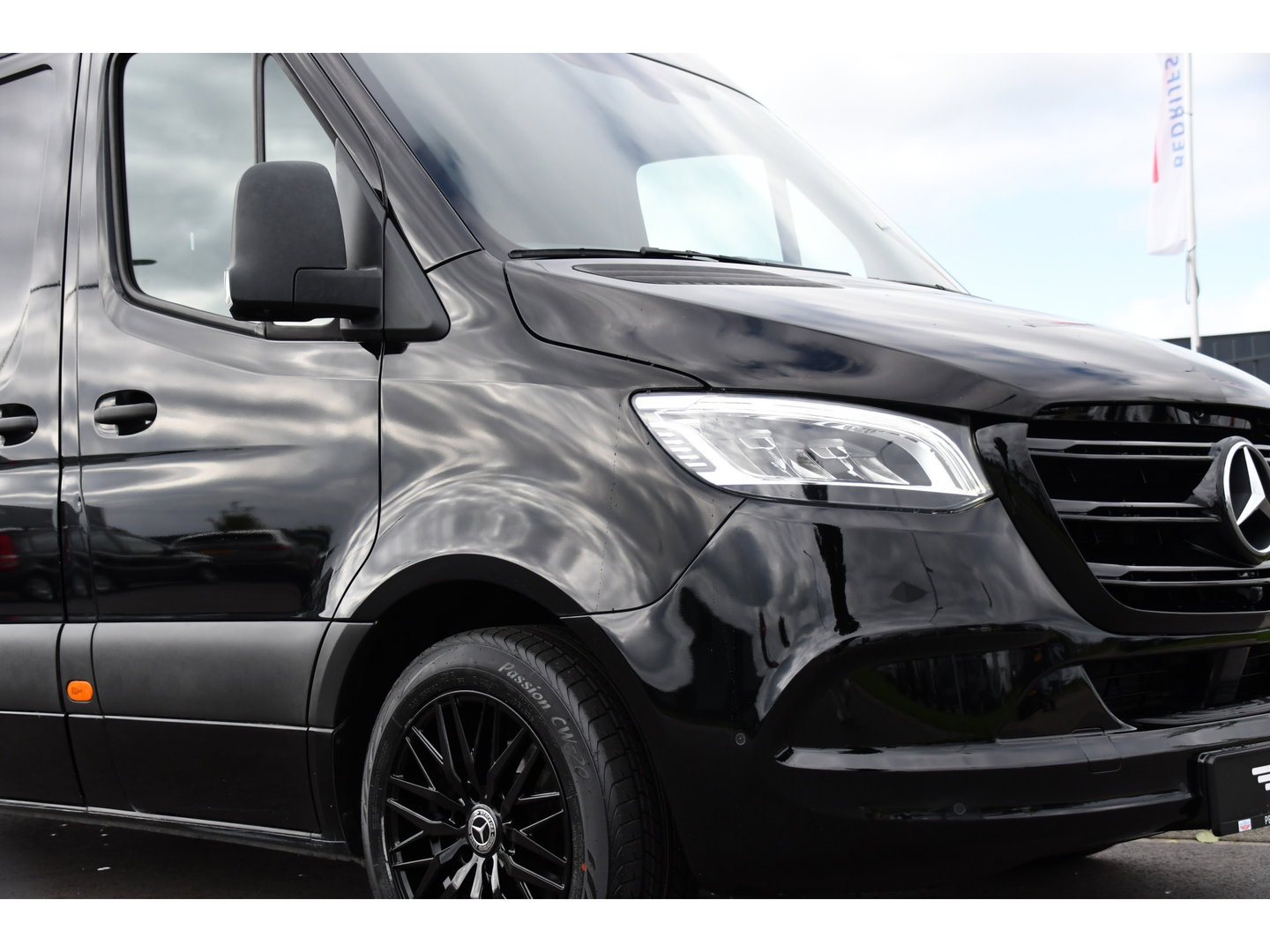 Mercedes-Benz Sprinter 316 RWD 2.2 CDI L2H2 Black Edition Adaptieve Cruise, 360 Camera, Carplay, LED, Stoelverwarming, Trekhaak, Sensoren, Automaat, Uniek!