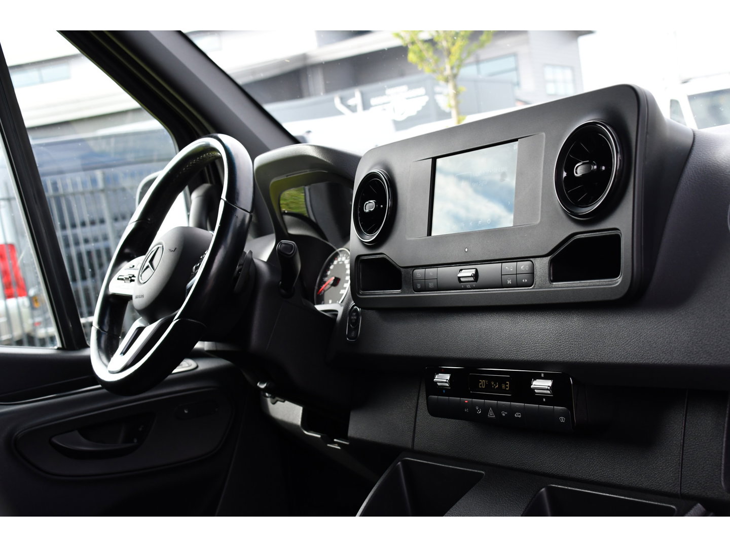 Mercedes-Benz Sprinter 316 RWD 2.2 CDI L2H2 Black Edition Adaptieve Cruise, 360 Camera, Carplay, LED, Stoelverwarming, Trekhaak, Sensoren, Automaat, Uniek!