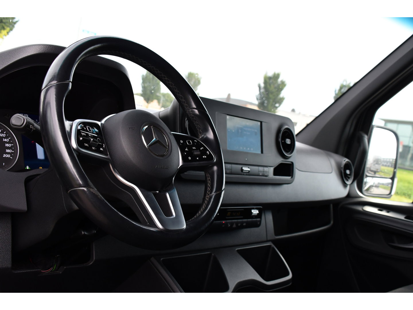 Mercedes-Benz Sprinter 316 RWD 2.2 CDI L2H2 Black Edition Adaptieve Cruise, 360 Camera, Carplay, LED, Stoelverwarming, Trekhaak, Sensoren, Automaat, Uniek!