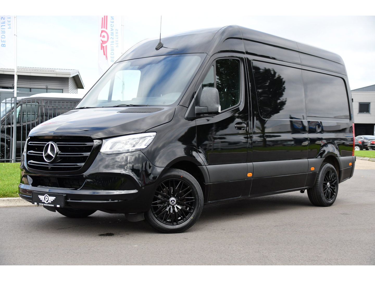 Mercedes-Benz Sprinter 316 RWD 2.2 CDI L2H2 Black Edition Adaptieve Cruise, 360 Camera, Carplay, LED, Stoelverwarming, Trekhaak, Sensoren, Automaat, Uniek!