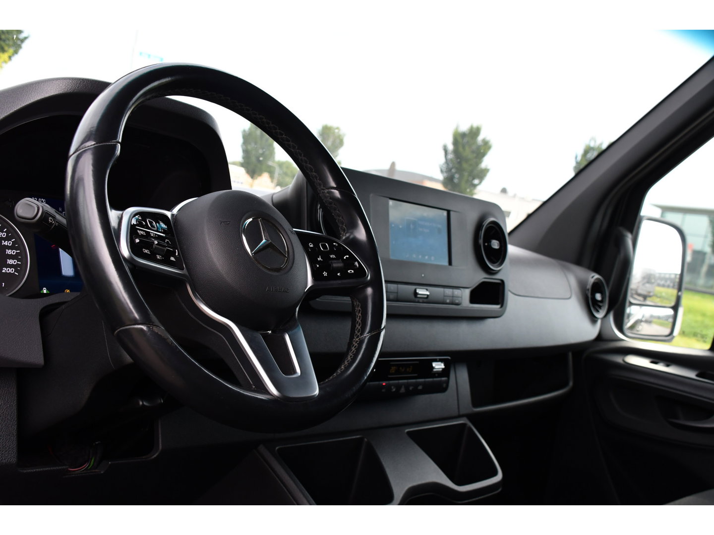 Mercedes-Benz Sprinter 316 RWD 2.2 CDI L2H2 Black Edition Adaptieve Cruise, 360 Camera, Carplay, LED, Stoelverwarming, Trekhaak, Sensoren, Automaat, Uniek!