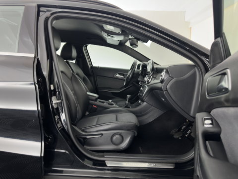 Mercedes-Benz GLA 180 d Lease Edition (INCL-BTW) *LEATHER-FABRIC | XENON | NAVI-FULLMAP | COMFORTSEATS | AIRCO | PDC | CRUISE | 17''ALU*