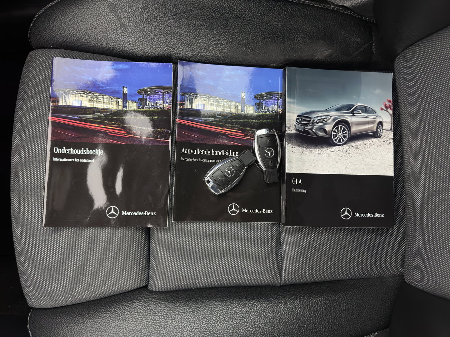 Mercedes-Benz GLA 180 d Lease Edition (INCL-BTW) *LEATHER-FABRIC | XENON | NAVI-FULLMAP | COMFORTSEATS | AIRCO | PDC | CRUISE | 17''ALU*