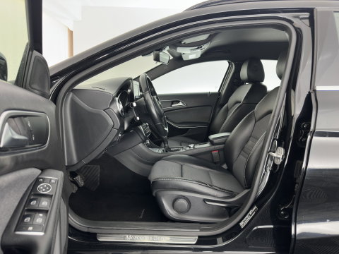 Mercedes-Benz GLA 180 d Lease Edition (INCL-BTW) *LEATHER-FABRIC | XENON | NAVI-FULLMAP | COMFORTSEATS | AIRCO | PDC | CRUISE | 17''ALU*