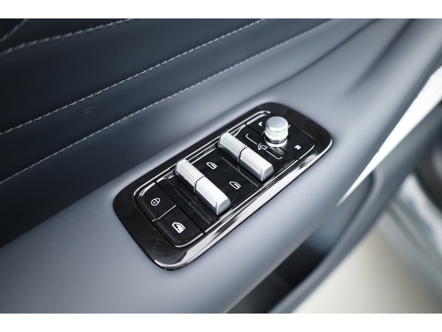 GEELY Starray EM-i 1.5 Max+ | Voorraad! | 29.8 kWh | 136 WLTP | 60 KW snellaadvermogen | 19'' | Flyme | Massage | Pano | Stoelverw. + Ventilatie