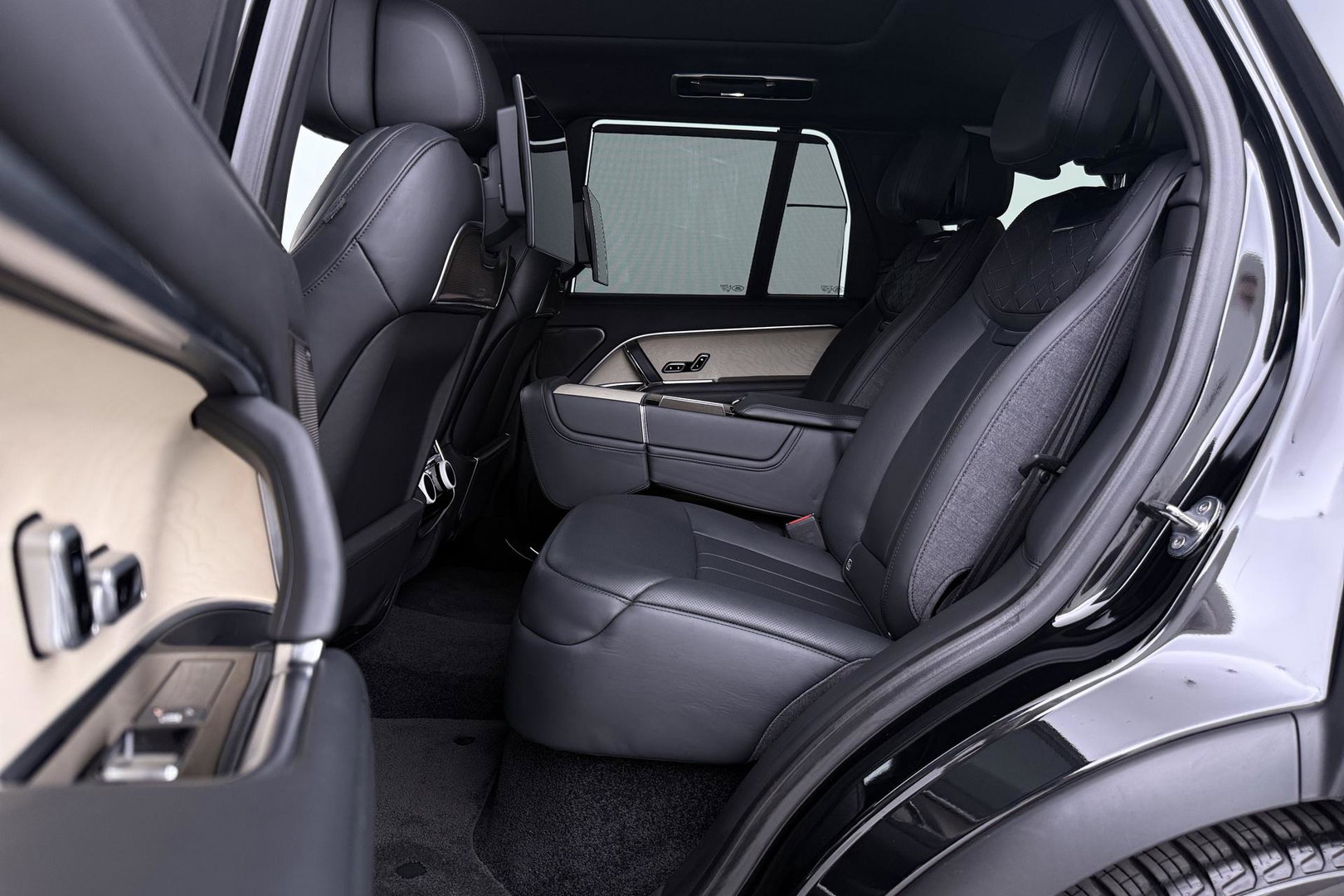 Land Rover Range Rover SV 3.0 P510e SV | Rear Seat Entertainment | Meridian Signature | 23 Inch | Koelbox | ClearSight | Massage