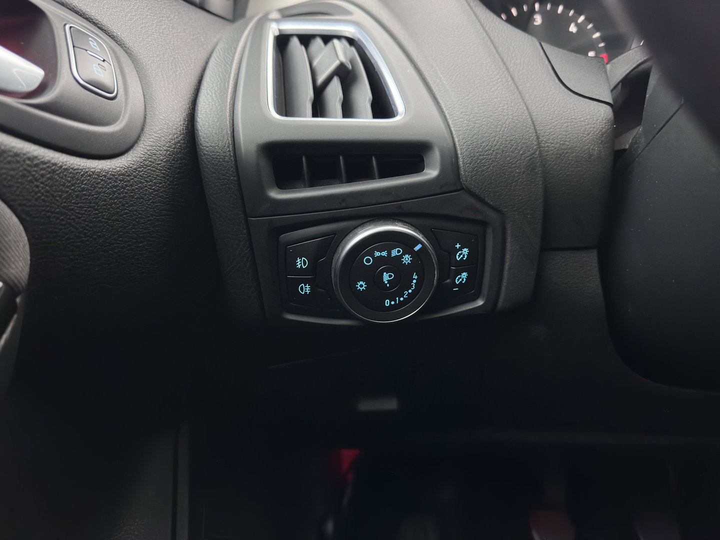 Ford FOCUS Wagon 1.5 TDCI Titanium (INCL.BTW) *NAVI-FULLMAP | HEATED-COMFORTSEATS | CAMERA | KEYLESS | PRIVACY-GLASS | ECC | PDC | CRUISE | 16''ALU*