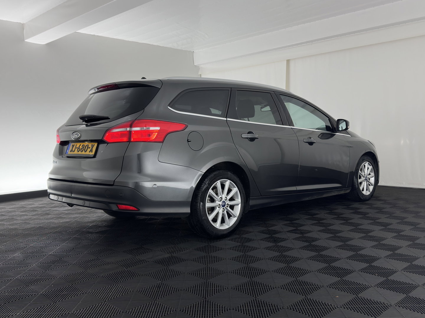Ford FOCUS Wagon 1.5 TDCI Titanium (INCL.BTW) *NAVI-FULLMAP | HEATED-COMFORTSEATS | CAMERA | KEYLESS | PRIVACY-GLASS | ECC | PDC | CRUISE | 16''ALU*