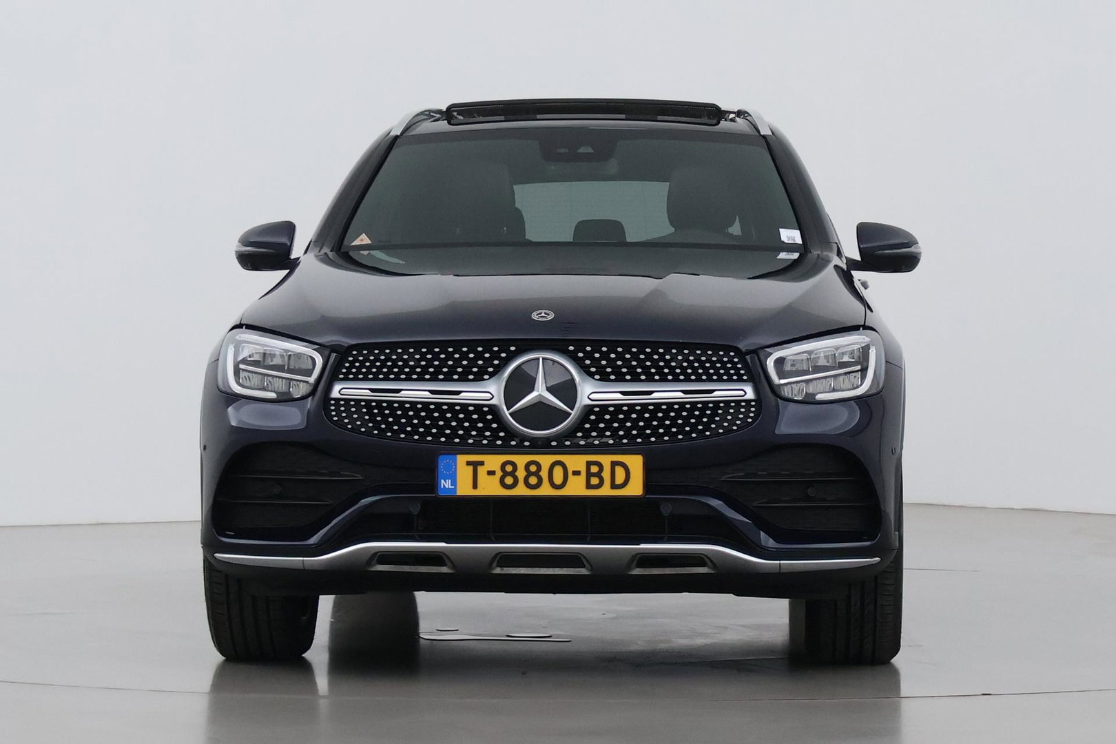 Mercedes-Benz GLC 300e 4MATIC Premium Plus | AMG Line | Panoramadak | 360° Camera | Trekhaak | Stoelverwarming | Dodehoekassistent | Keyless