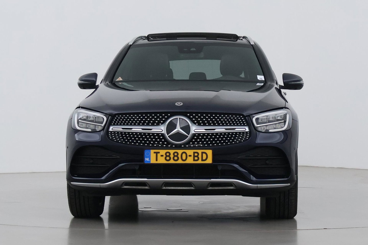 Mercedes-Benz GLC 300e 4MATIC Premium Plus | AMG Line | Panoramadak | 360° Camera | Trekhaak | Stoelverwarming | Dodehoekassistent | Keyless