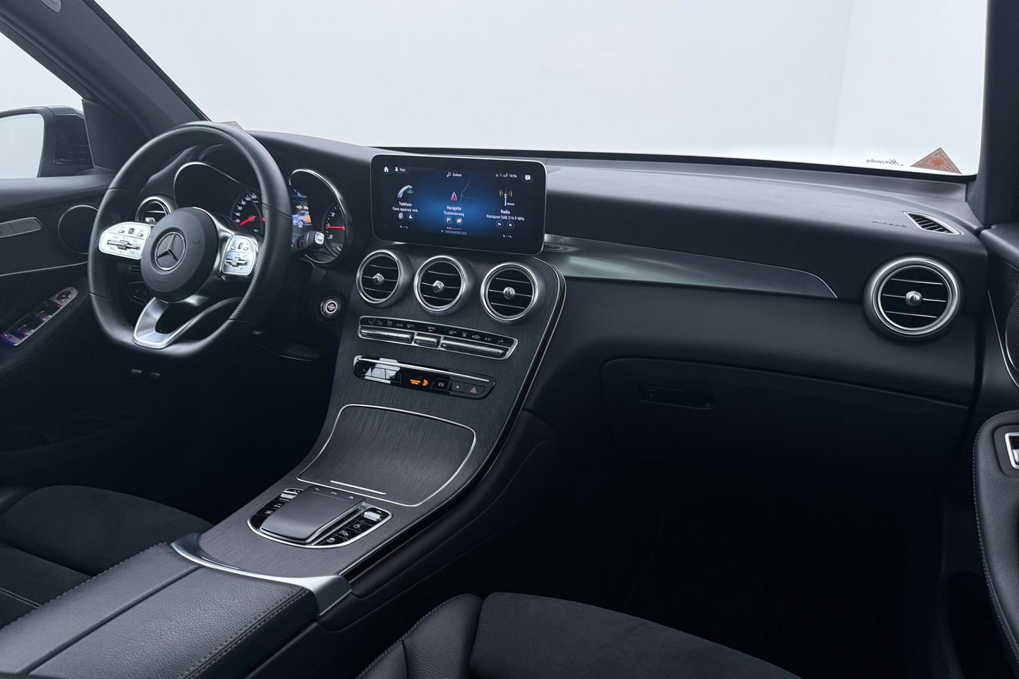 Mercedes-Benz GLC 300e 4MATIC Premium Plus | AMG Line | Panoramadak | 360° Camera | Trekhaak | Stoelverwarming | Dodehoekassistent | Keyless