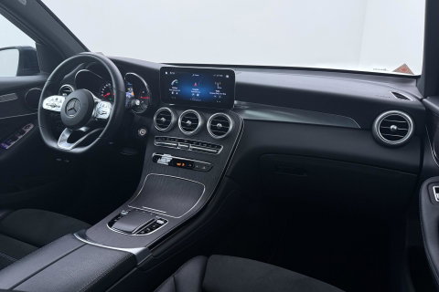 Mercedes-Benz GLC 300e 4MATIC Premium Plus | AMG Line | Panoramadak | 360° Camera | Trekhaak | Stoelverwarming | Dodehoekassistent | Keyless