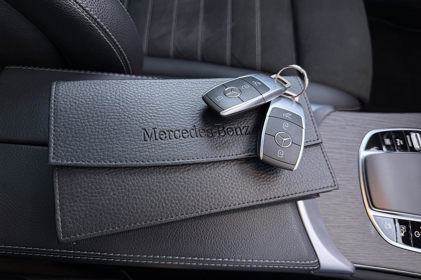 Mercedes-Benz GLC 300e 4MATIC Premium Plus | AMG Line | Panoramadak | 360° Camera | Trekhaak | Stoelverwarming | Dodehoekassistent | Keyless