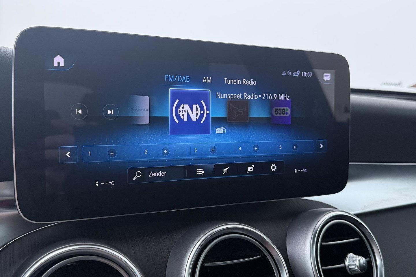 Mercedes-Benz GLC 300e 4MATIC Premium Plus | AMG Line | Panoramadak | 360° Camera | Trekhaak | Stoelverwarming | Dodehoekassistent | Keyless