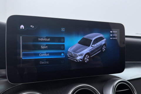Mercedes-Benz GLC 300e 4MATIC Premium Plus | AMG Line | Panoramadak | 360° Camera | Trekhaak | Stoelverwarming | Dodehoekassistent | Keyless