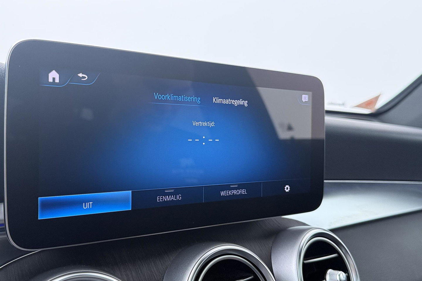 Mercedes-Benz GLC 300e 4MATIC Premium Plus | AMG Line | Panoramadak | 360° Camera | Trekhaak | Stoelverwarming | Dodehoekassistent | Keyless