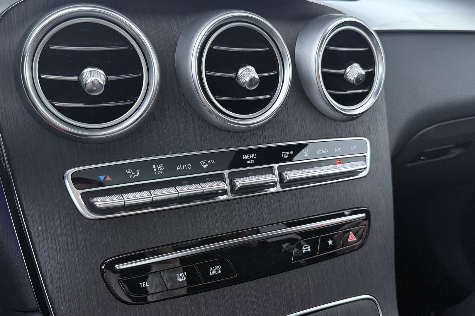 Mercedes-Benz GLC 300e 4MATIC Premium Plus | AMG Line | Panoramadak | 360° Camera | Trekhaak | Stoelverwarming | Dodehoekassistent | Keyless