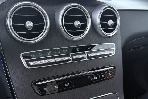 Mercedes-Benz GLC 300e 4MATIC Premium Plus | AMG Line | Panoramadak | 360° Camera | Trekhaak | Stoelverwarming | Dodehoekassistent | Keyless