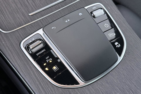 Mercedes-Benz GLC 300e 4MATIC Premium Plus | AMG Line | Panoramadak | 360° Camera | Trekhaak | Stoelverwarming | Dodehoekassistent | Keyless
