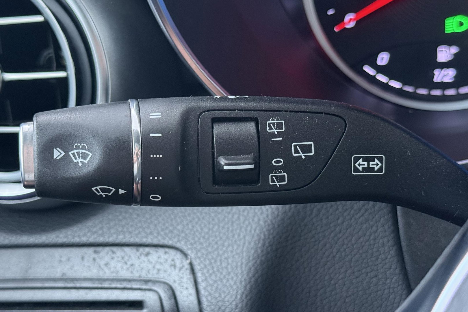 Mercedes-Benz GLC 300e 4MATIC Premium Plus | AMG Line | Panoramadak | 360° Camera | Trekhaak | Stoelverwarming | Dodehoekassistent | Keyless